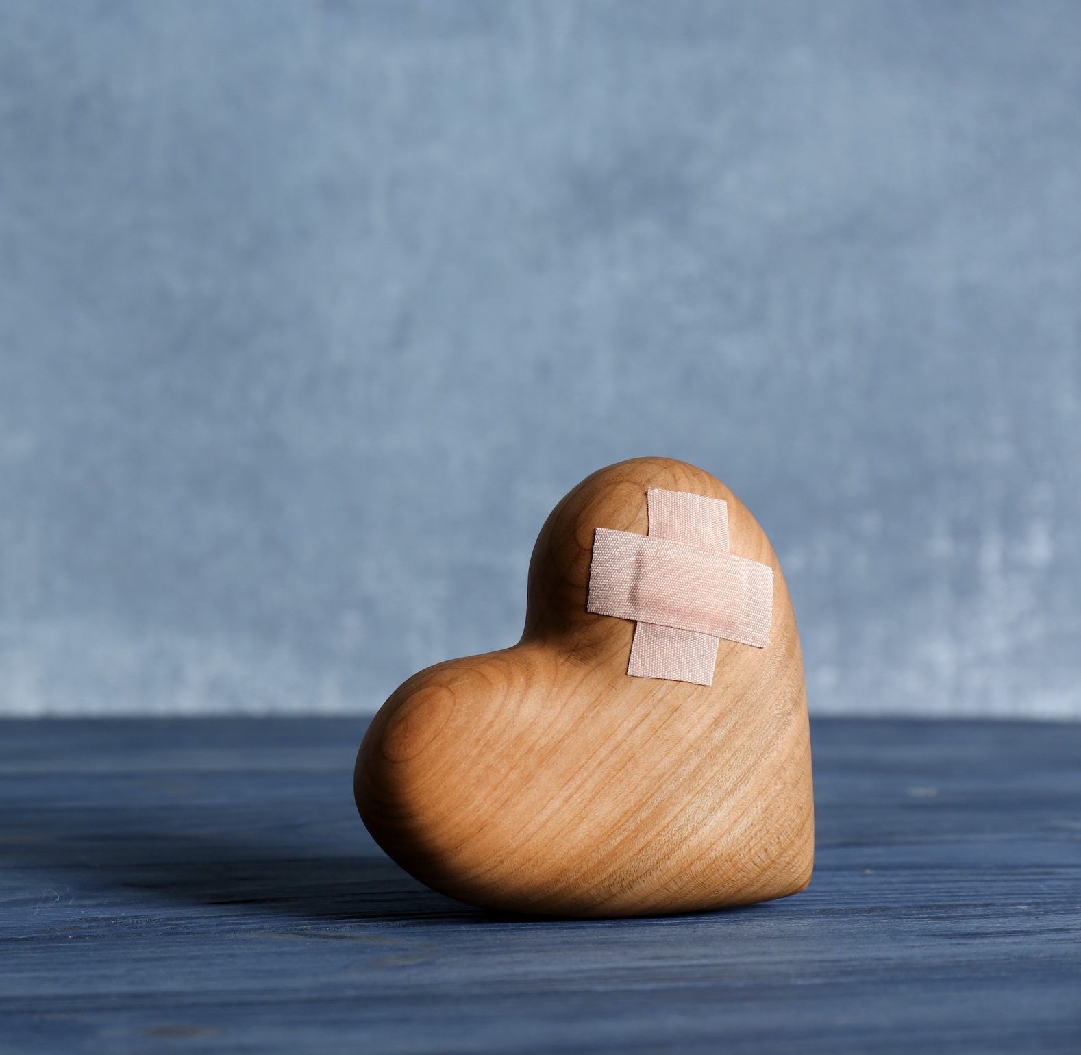houten hart met pleisters